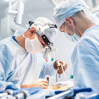 Prof. Dr. Med. Marcus Rickert bei einer Operation
